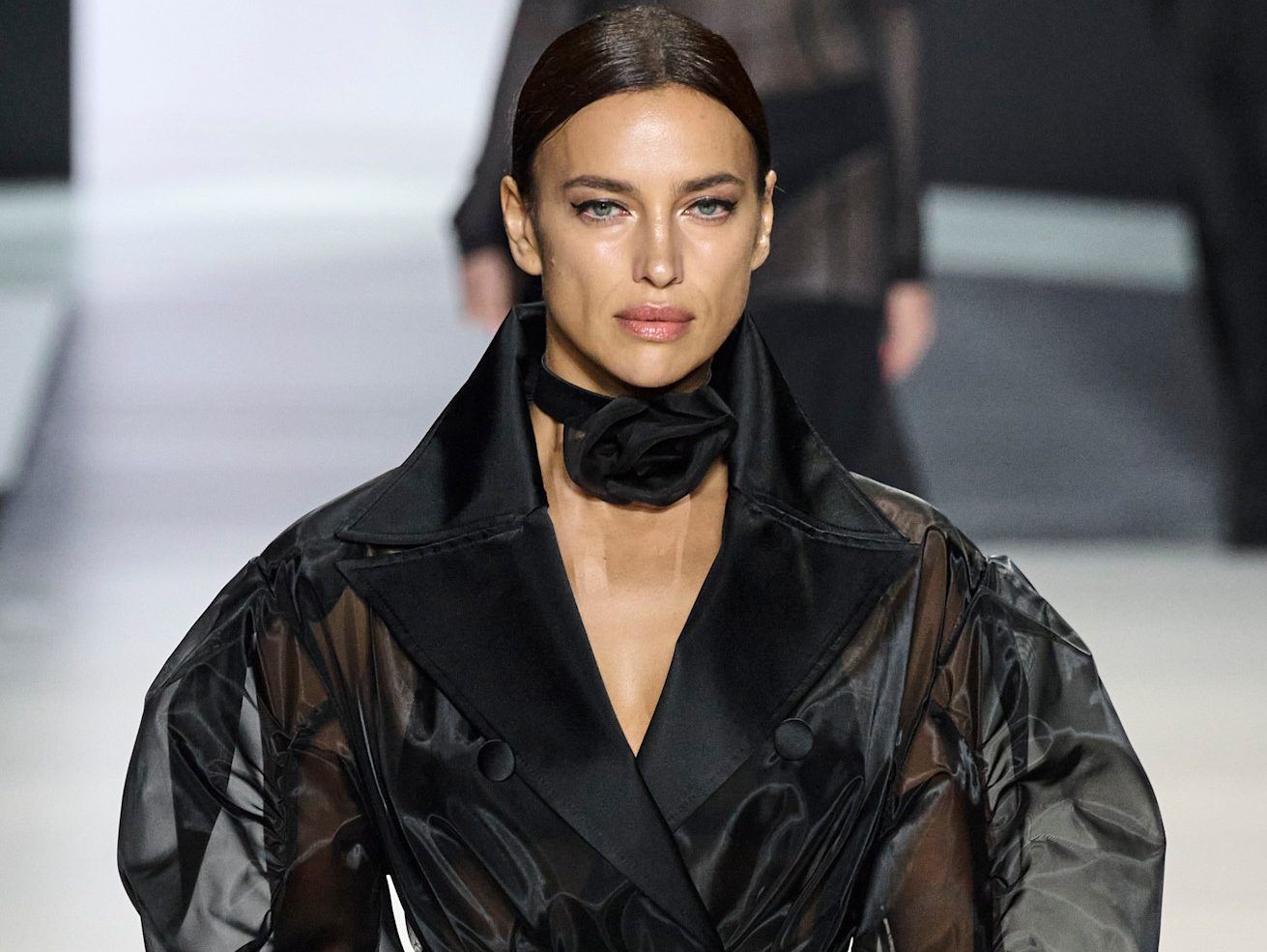 Βρήκαμε το extra step περιποίησης της Irina Shayk για λαμπερή επιδερμίδα