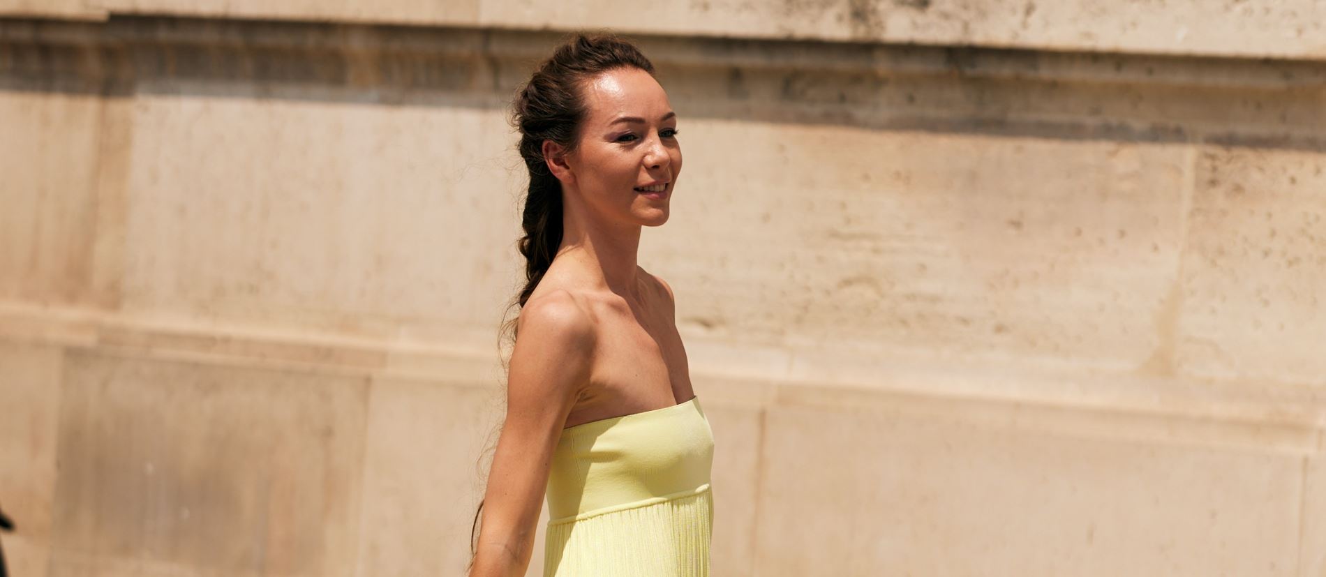 Tube top: Πώς θα φορέσεις το Y2K κομμάτι αυτό το καλοκαίρι σύμφωνα με τις fashion insiders