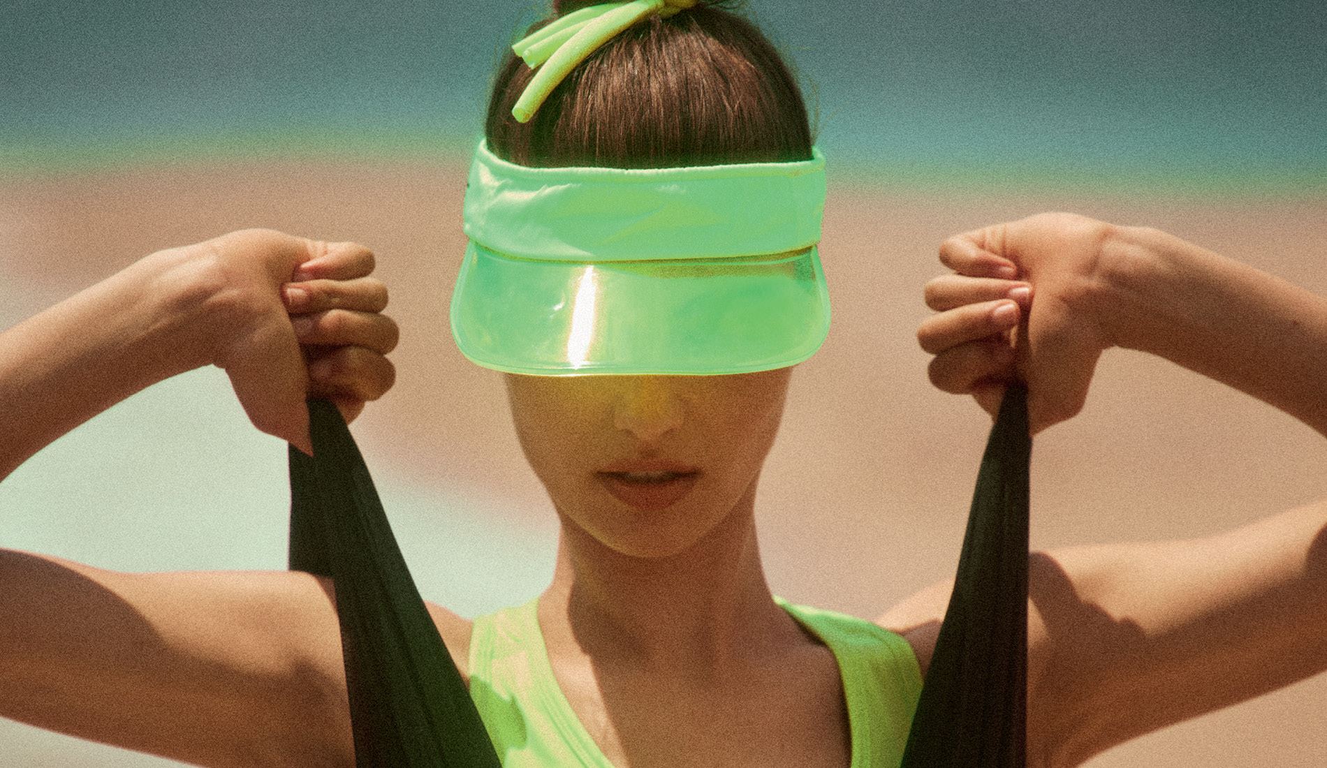 Neon World: Τα beachwear looks που θα ξεχωρίσουν στην παραλία