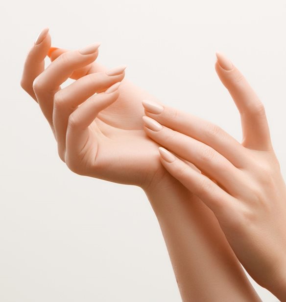 2 λάθη που πρέπει να σταματήσεις να κάνεις για να διατηρήσεις τη νεανική όψη στα χέρια σου