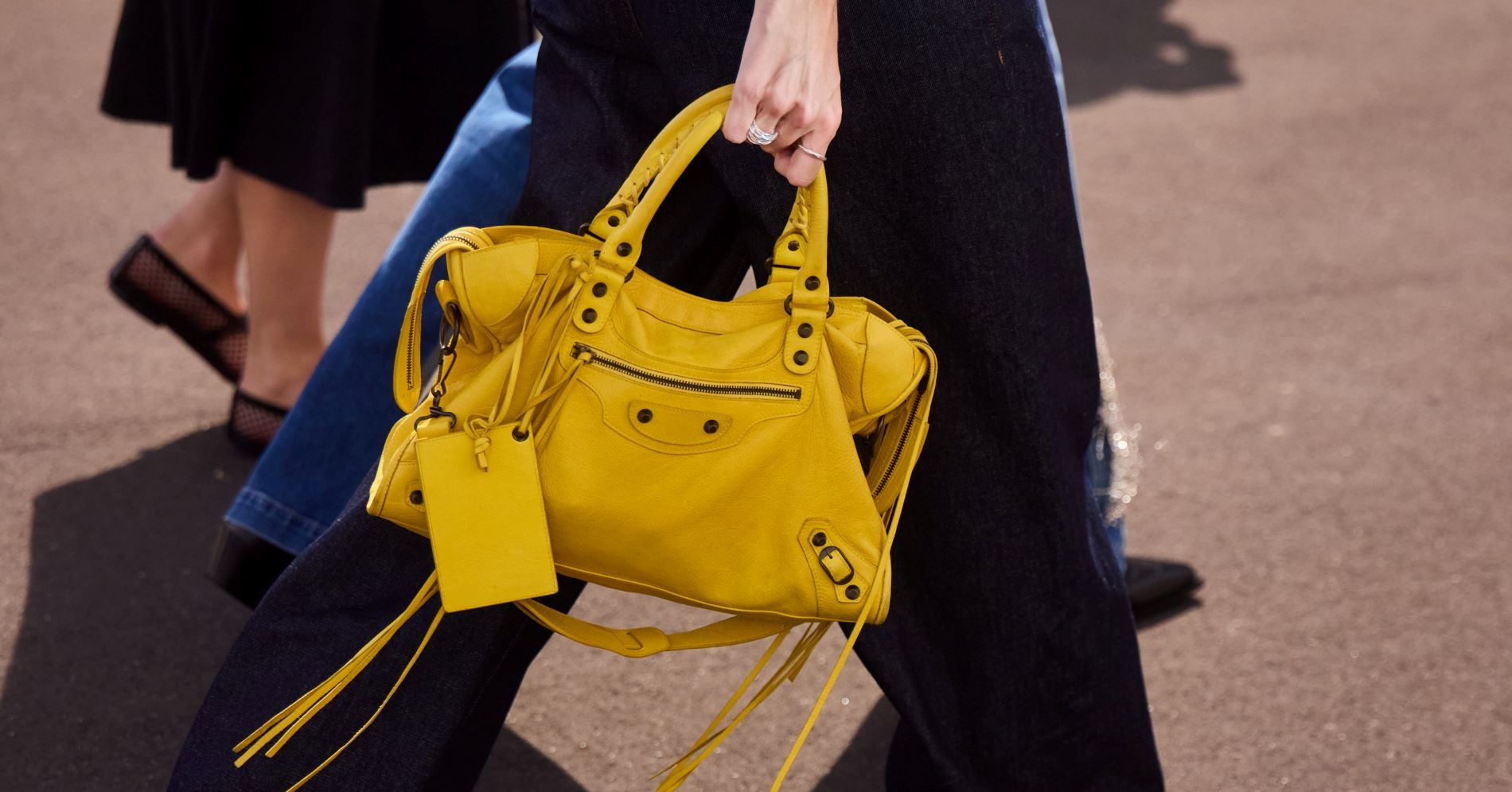 Αυτές είναι οι τσάντες που κρατούν οι fashion insiders την περίοδο που διανύουμε