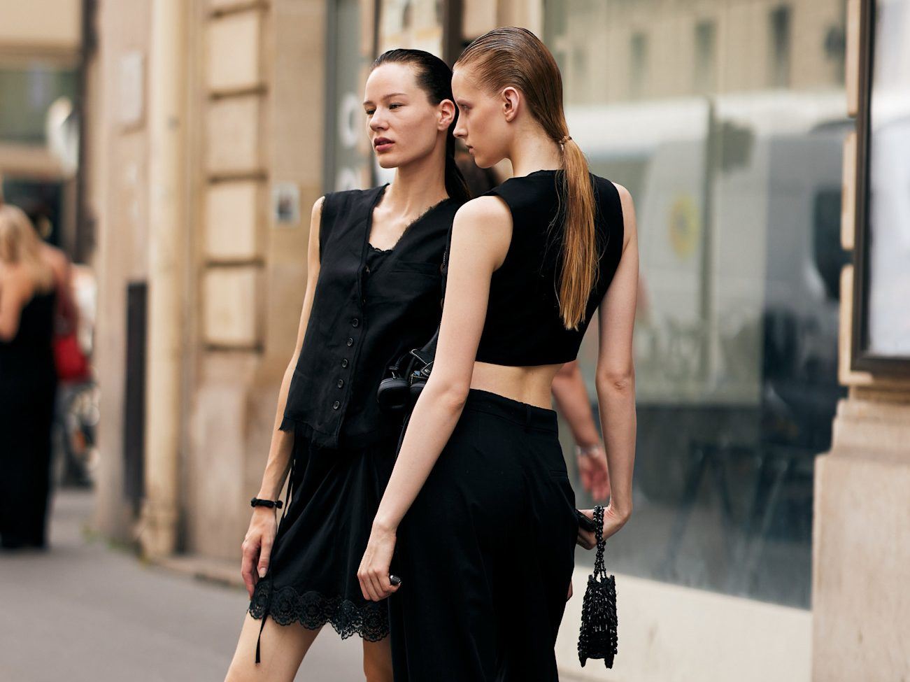 Αυτά είναι τα παπούτσια που φορούν όλες οι fashionistas, φέτος το καλοκαίρι