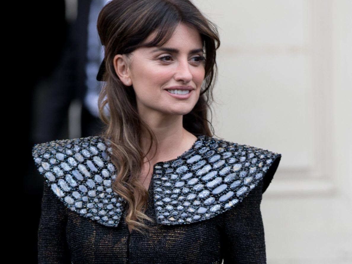Κυματιστά μαλλιά το φθινόπωρο: Η Penelope Cruz μας δίνει το inspo που χρειαζόμαστε