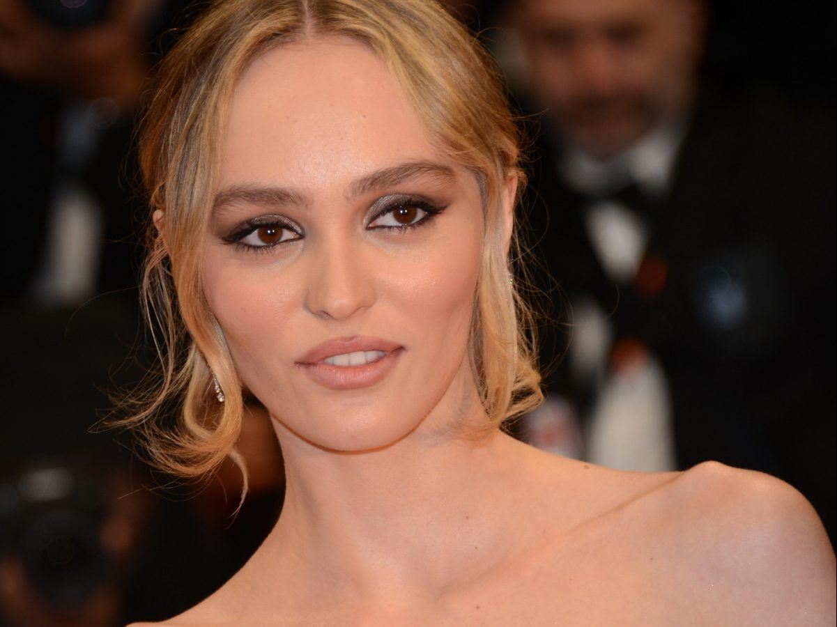 "Rich beige blonde": Η Lily-Rose Depp υιοθέτησε το πιο "ακριβό" ξανθό χρώμα της σεζόν