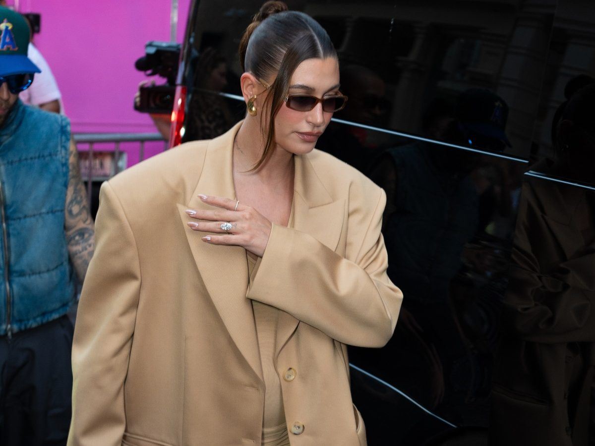 Hailey Bieber: Υιοθέτησε για το μανικιούρ της την πιο hot απόχρωση του φθινοπώρου