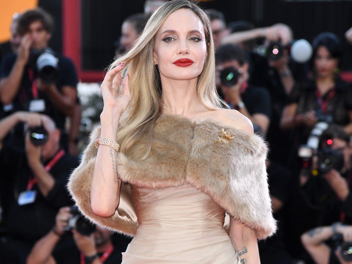 Angelina Jolie: Τα μυστικά πίσω από το εντυπωσιακό beauty look της στην πρεμιέρα της ταινίας “Maria”