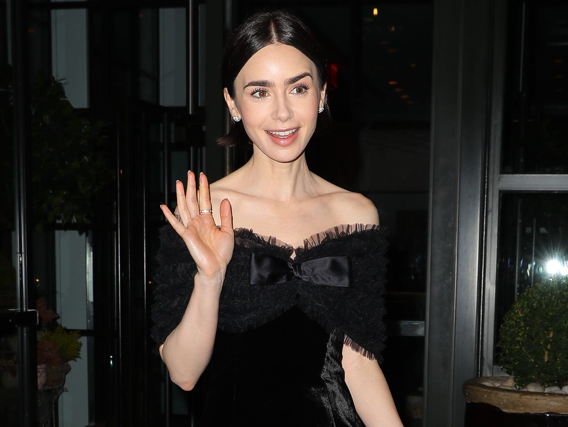 Lily Collins: Αυτή είναι η αγαπημένη της τεχνική για απόλυτα ενυδατωμένη & λαμπερή επιδερμίδα