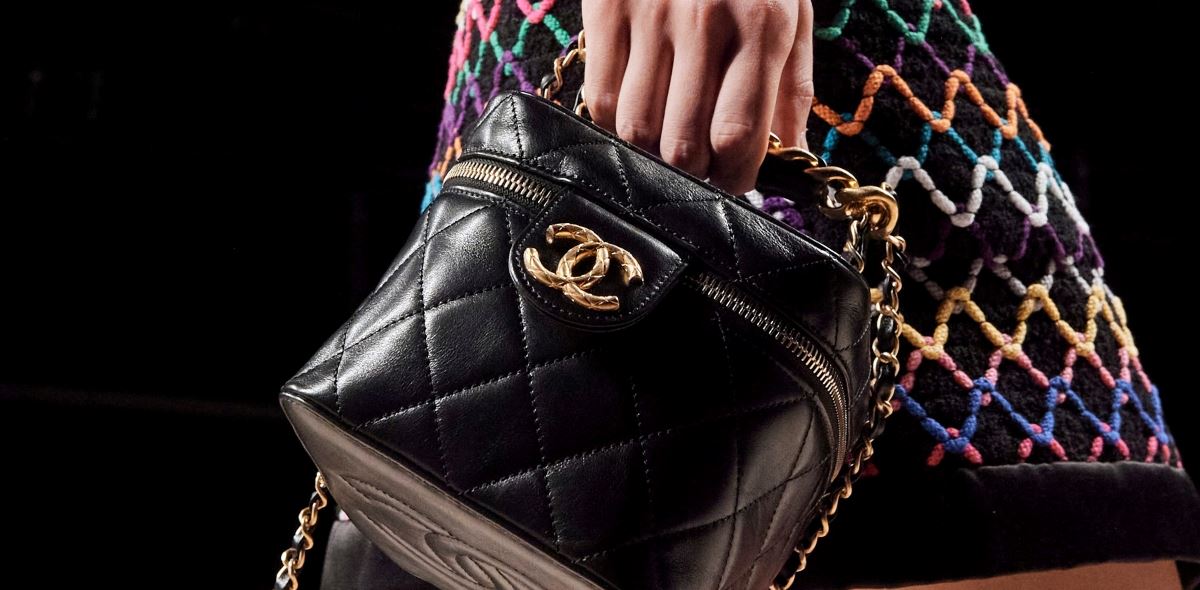 Vanity bag: Η τσάντα που θα κάνουμε τα πάντα για να αποκτήσουμε το φθινοπώρο