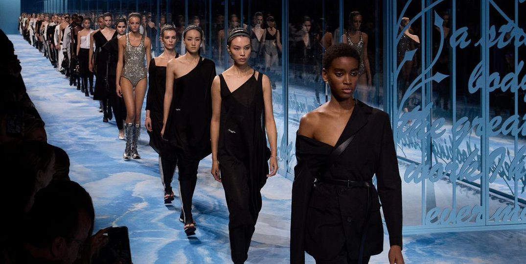 Dior SS25: Η επιβλητική ισχύς της σύγχρονης θηλυκότητας