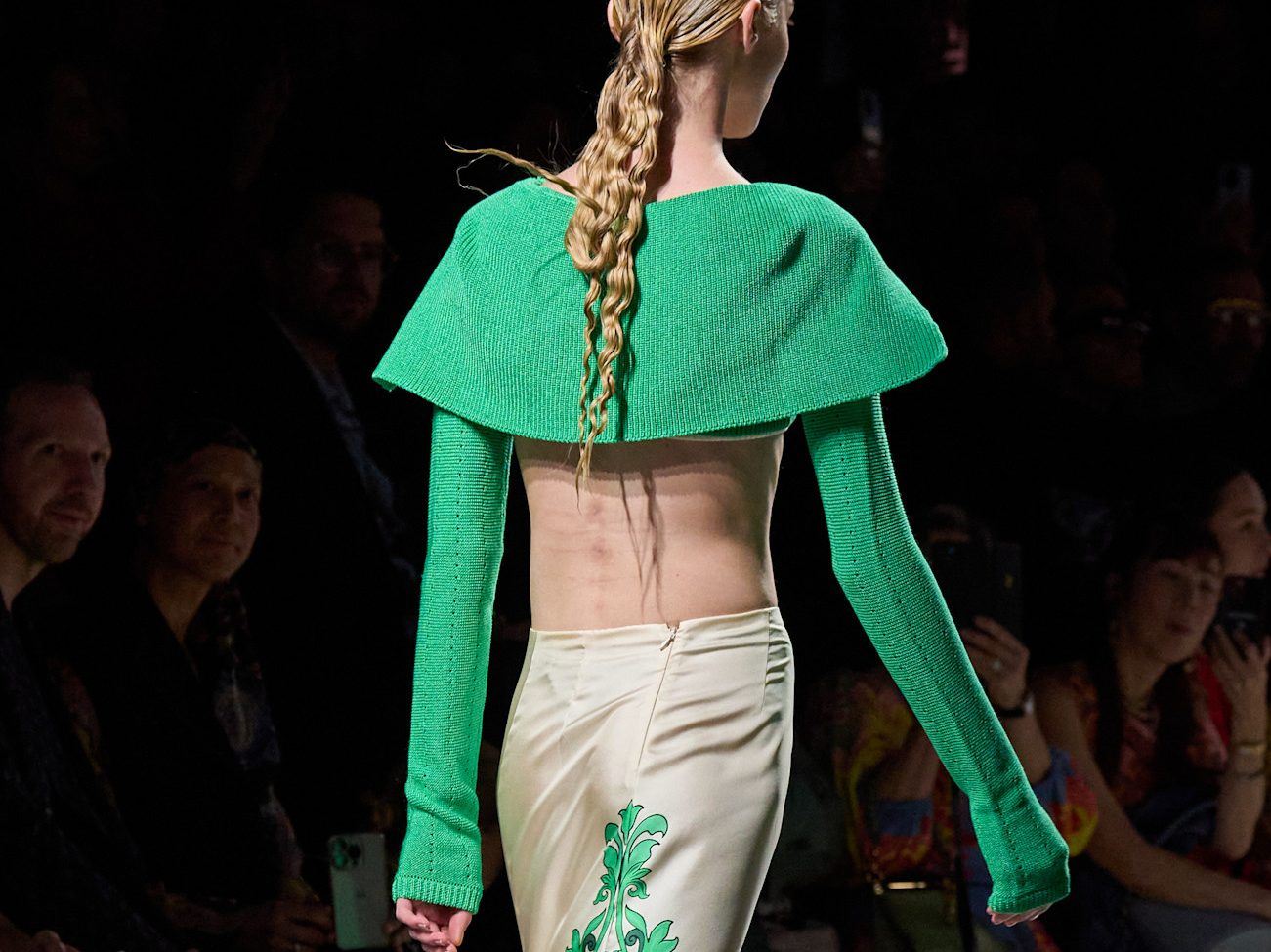 Milan Fashion Week: Όλα τα μυστικά πίσω από την εντυπωσιακή πλεξούδα που είδαμε στο show Etro SS25