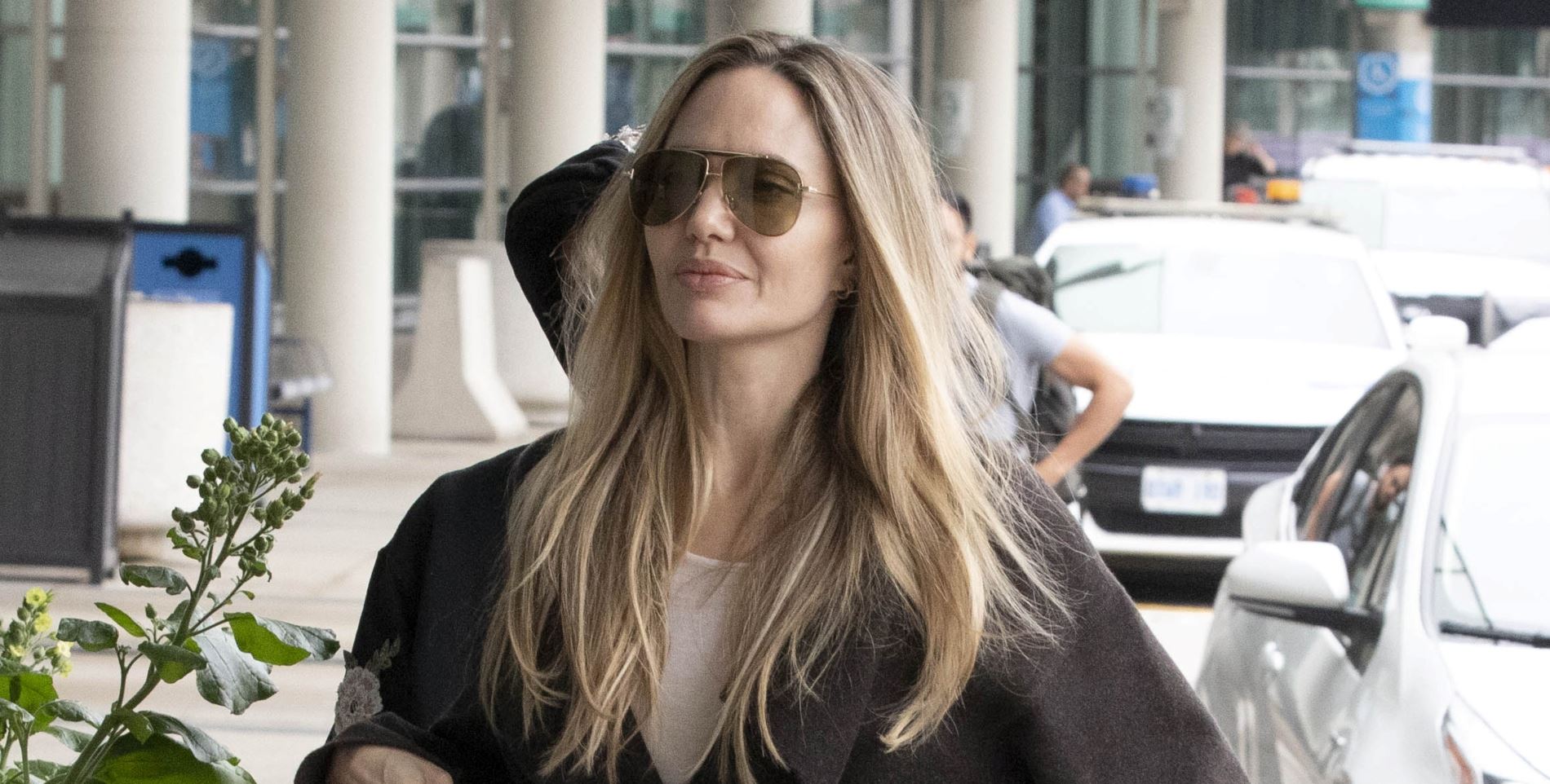 Η Angelina Jolie φόρεσε το παλτό που θα βλέπουμε παντού το φθινόπωρο