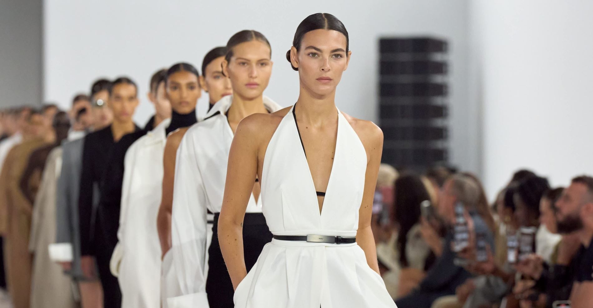 Max Mara SS25: Η κομψότητα είναι δεδομένη με μαθηματική ακρίβεια