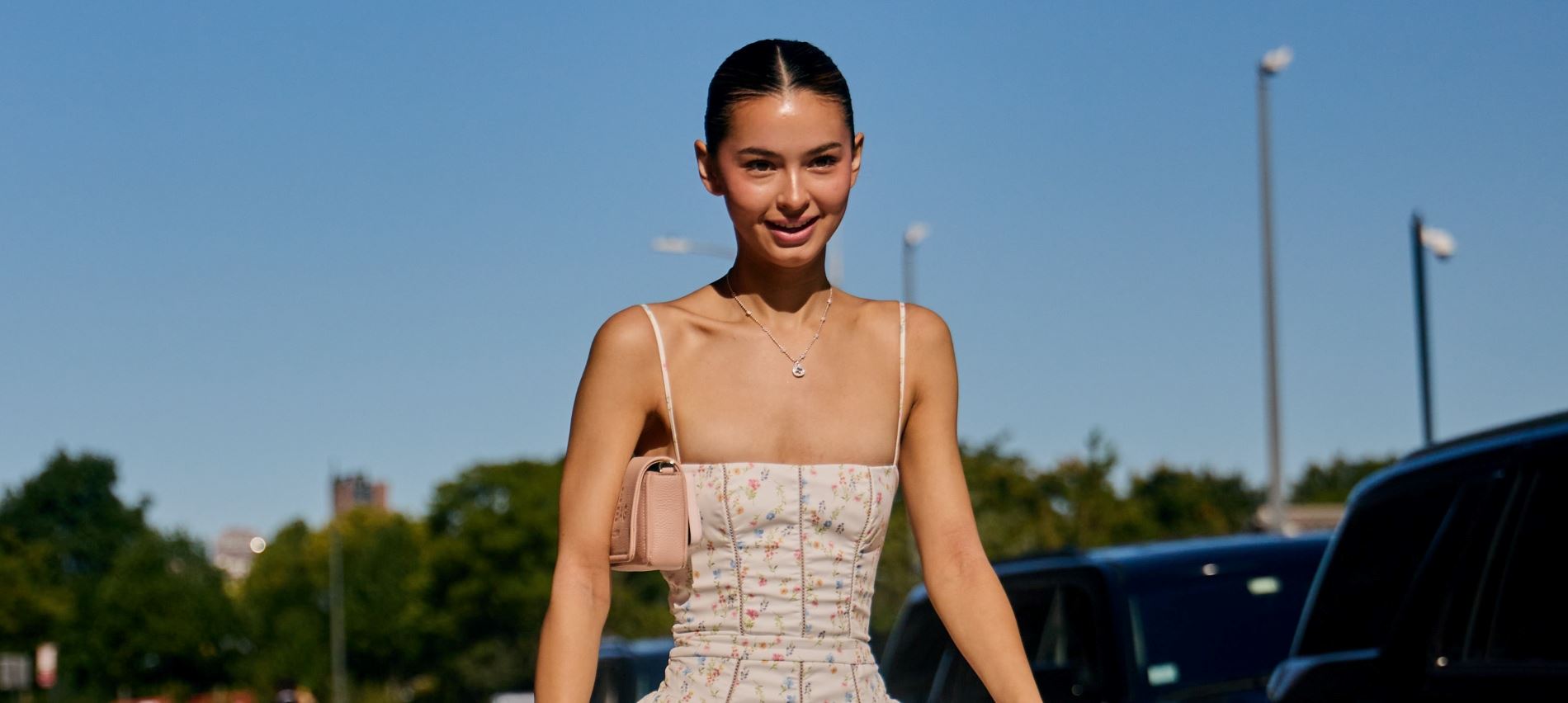 Καλεσμένη σε γάμο: 10 εντυπωσιακά inspo looks για τους γάμους του Σεπτεμβρίου