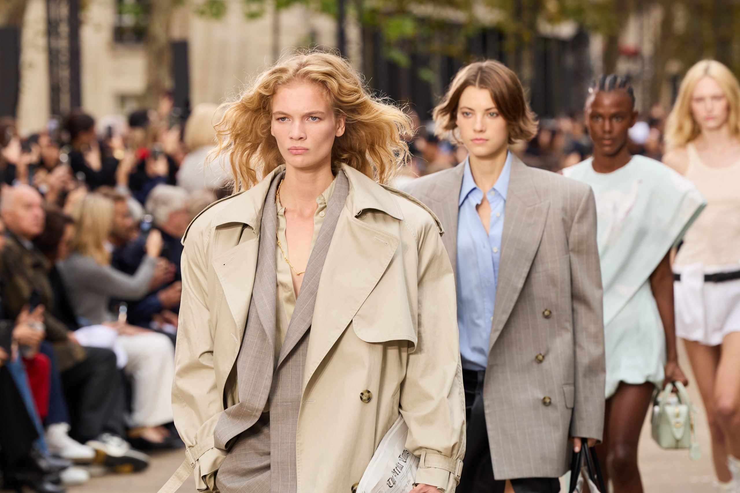 Stella McCartney: Ξέρουμε ακριβώς πώς θα δημιουργήσεις τα chic χτενίσματα που είδαμε στο show