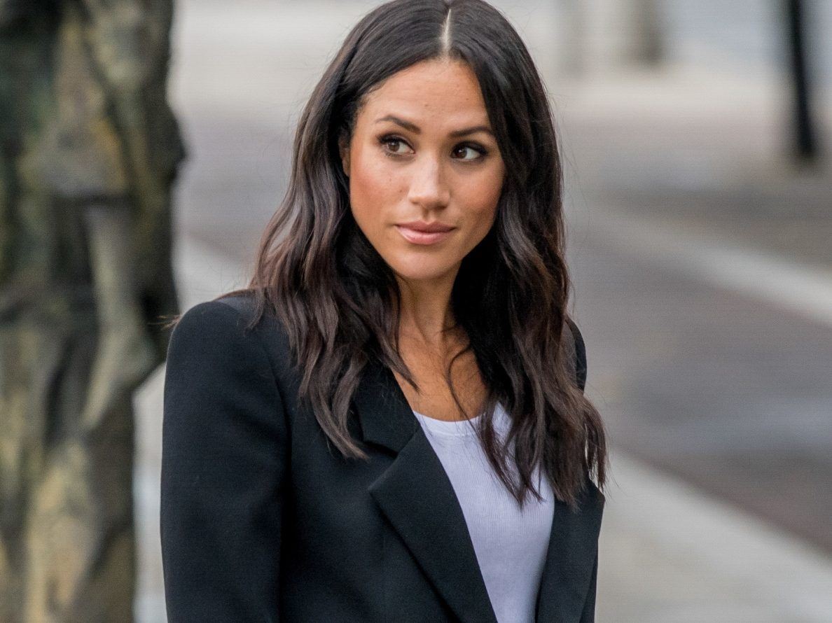 Πώς θα πετύχεις το χαλαρό wavy χτένισμα της Meghan Markle