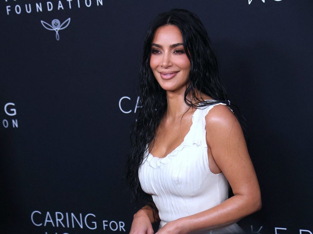 Flipped Bob: Η Kim Kardashian και η Selena Gomez υιοθέτησαν ακριβώς το ίδιο χτένισμα από τα '90s