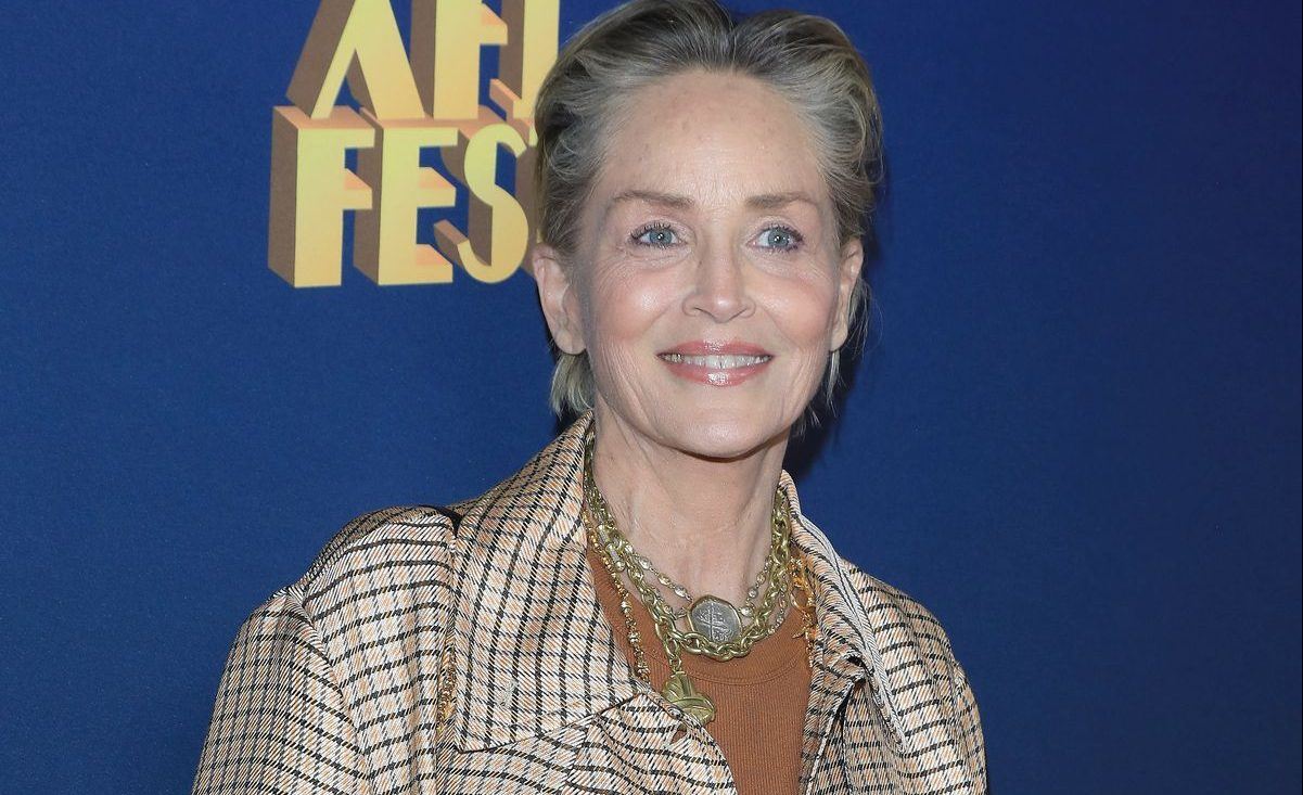Η Sharon Stone φόρεσε την πιο άνετη φθινοπωρινή μπλούζα στη luxury απόχρωση της σεζόν