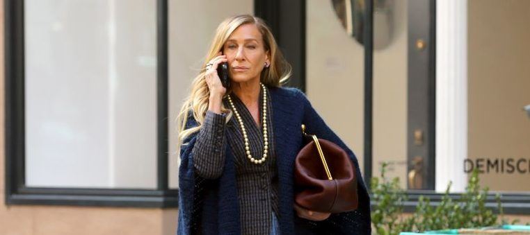 Η Sarah Jessica Parker με το ιδανικό πανωφόρι για την περίοδο που διανύουμε