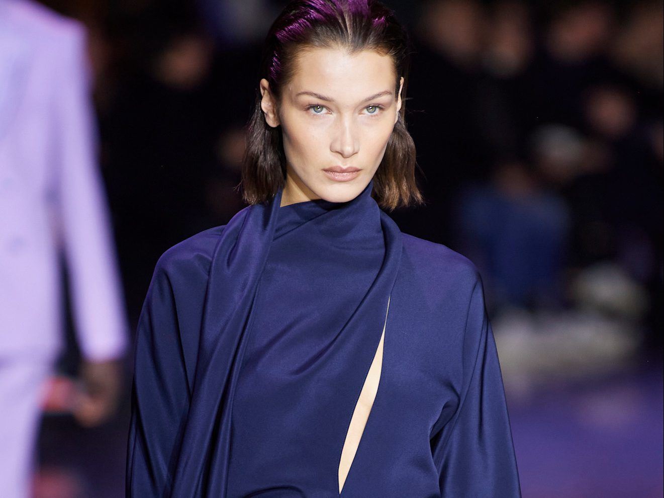Bella Hadid: Επαναφέρει ξεκάθαρα το πιο αμφιλεγόμενο beauty trend από τα '90s