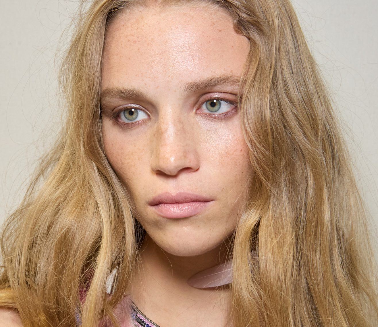 Under-Eye Blush: Όλα όσα ξέρουμε για το makeup trend που τώρα είναι παντού