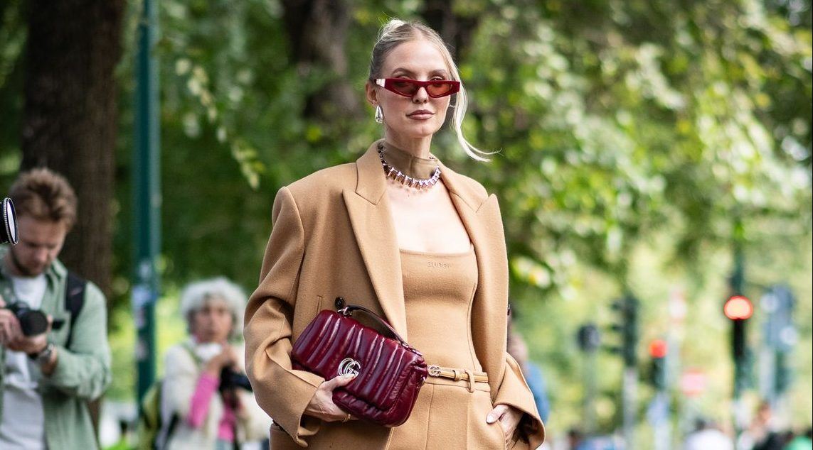 Η stylish μπορντό τσάντα που θα συνδυάσεις με όλα τα looks σου, κοστίζει μόνο 26 ευρώ