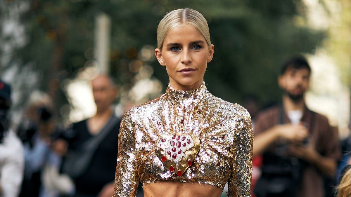 Sequins on: 6 οικονομικά κομμάτια με παγιέτες για να κλέψεις τις εντυπώσεις στα πάρτι του χειμώνα