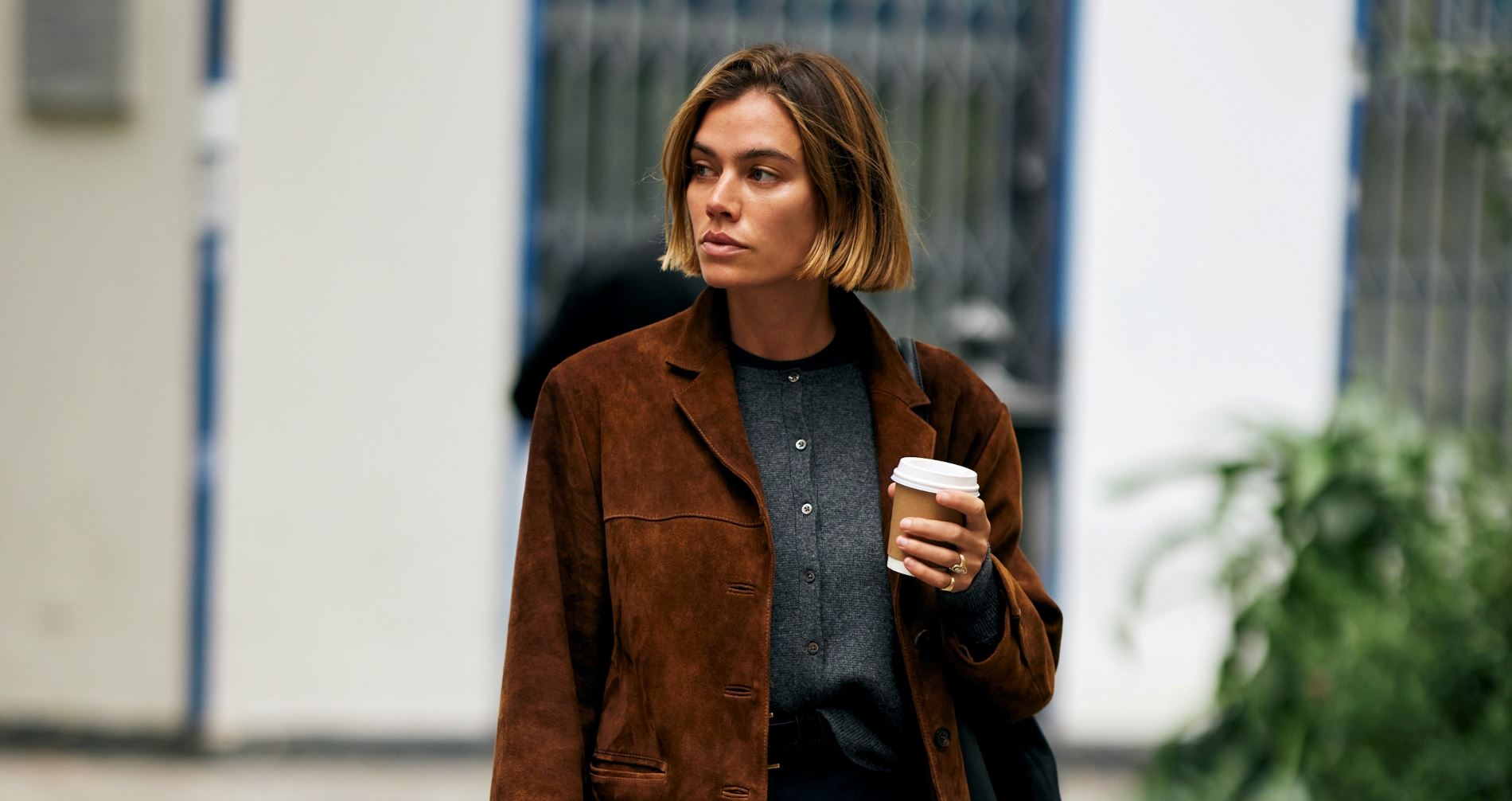 Πώς θα φορέσεις το suede jacket που τρεντάρει στα social media