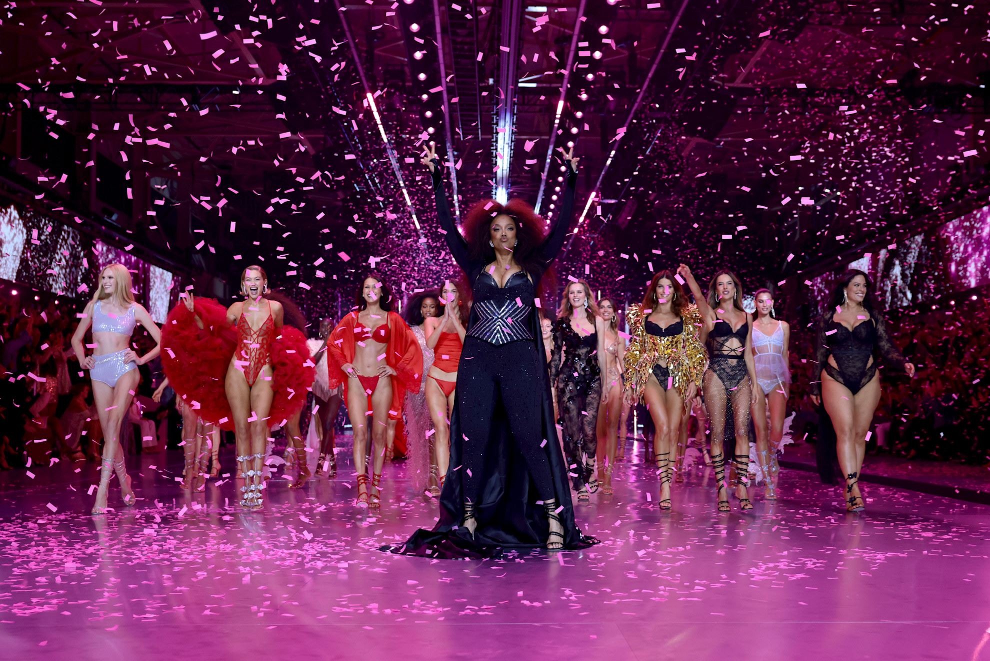 7 άγγελοι της Victoria's Secret αποκαλύπτουν ποιο είναι το αγαπημένο τους προϊόν ομορφιάς
