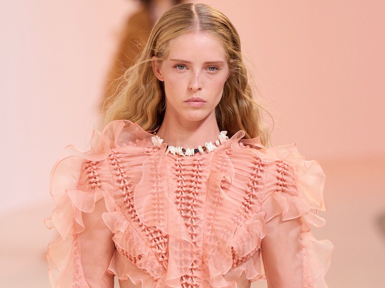 Paris Fashion Week SS25: Αυτές είναι οι πιο ενδιαφέρουσες τάσεις στα χτενίσματα