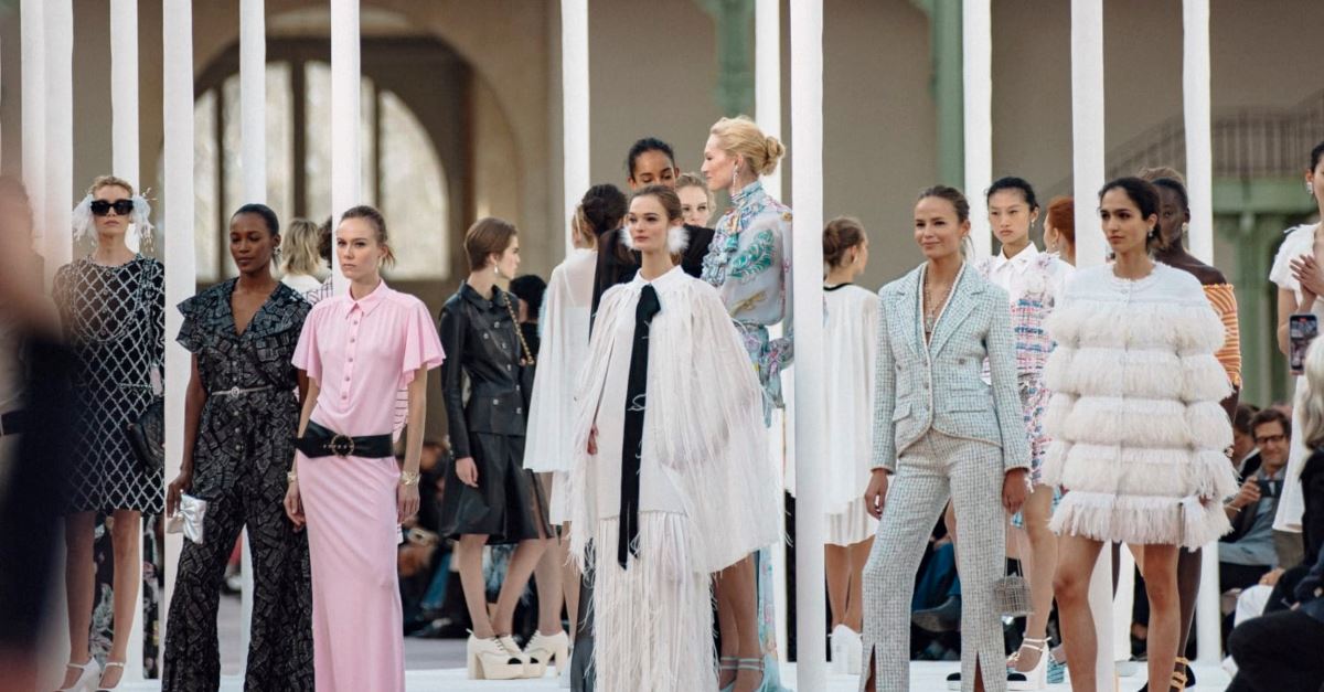 Chanel SS25: Η παρουσίαση της νέας συλλογής στο εμβληματικό Grand Palais