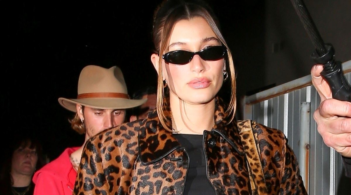 Η Hailey Bieber φόρεσε το απαλό κασμιρένιο top που θα προσθέσεις σε όλα τα φθινοπωρινά looks σου