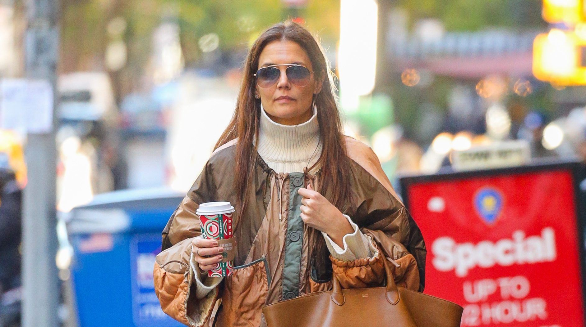 Η Katie Holmes φόρεσε τη φούστα που θα αναβαθμίσει τα πρωινά και τα βραδινά σου looks