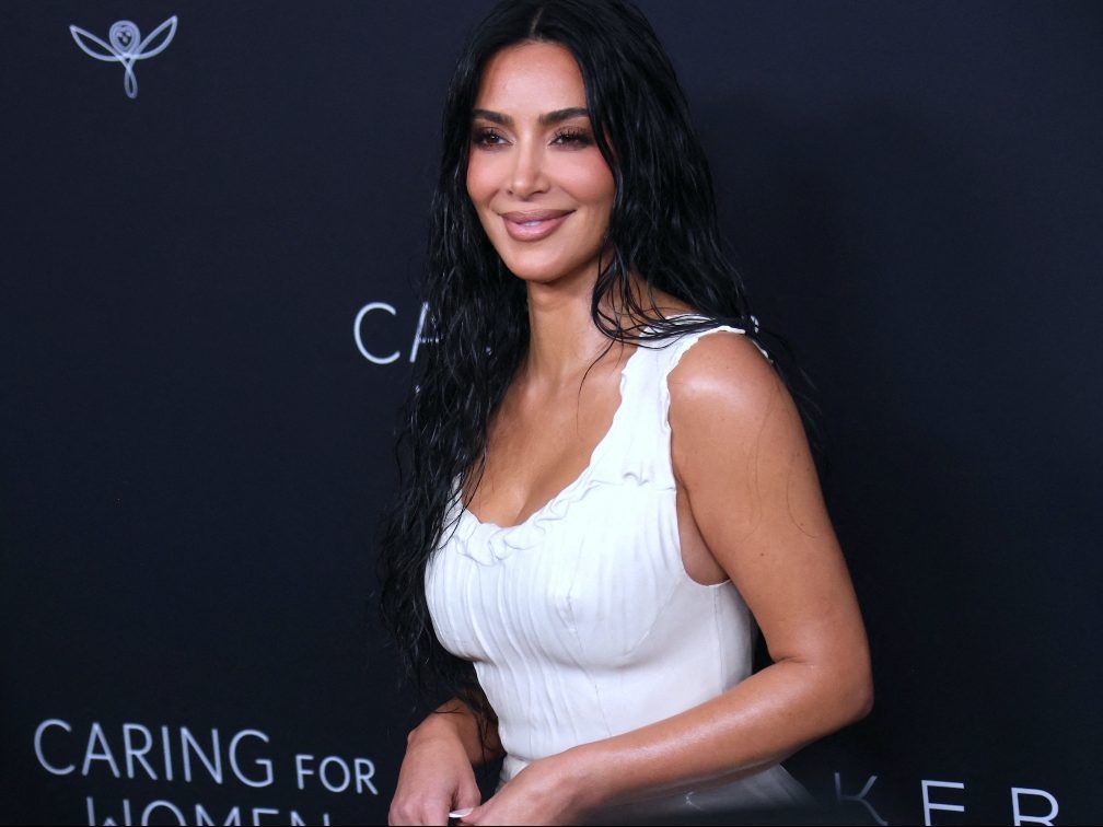 Kim Kardashian: Υιοθέτησε το πιο εκκεντρικό κούρεμα από τα 80s