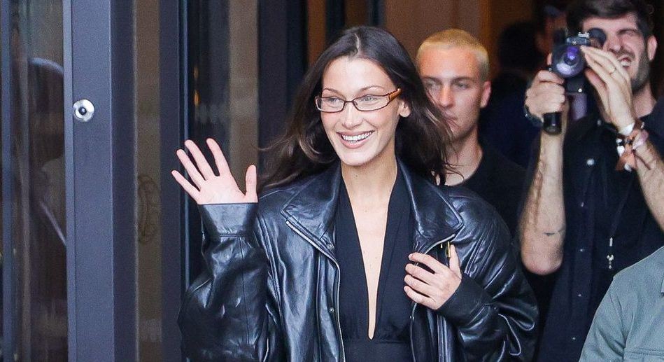 Η Bella Hadid φόρεσε τη value-for-money μπλούζα που έχεις 100% στη γκαρνταρόμπα σου
