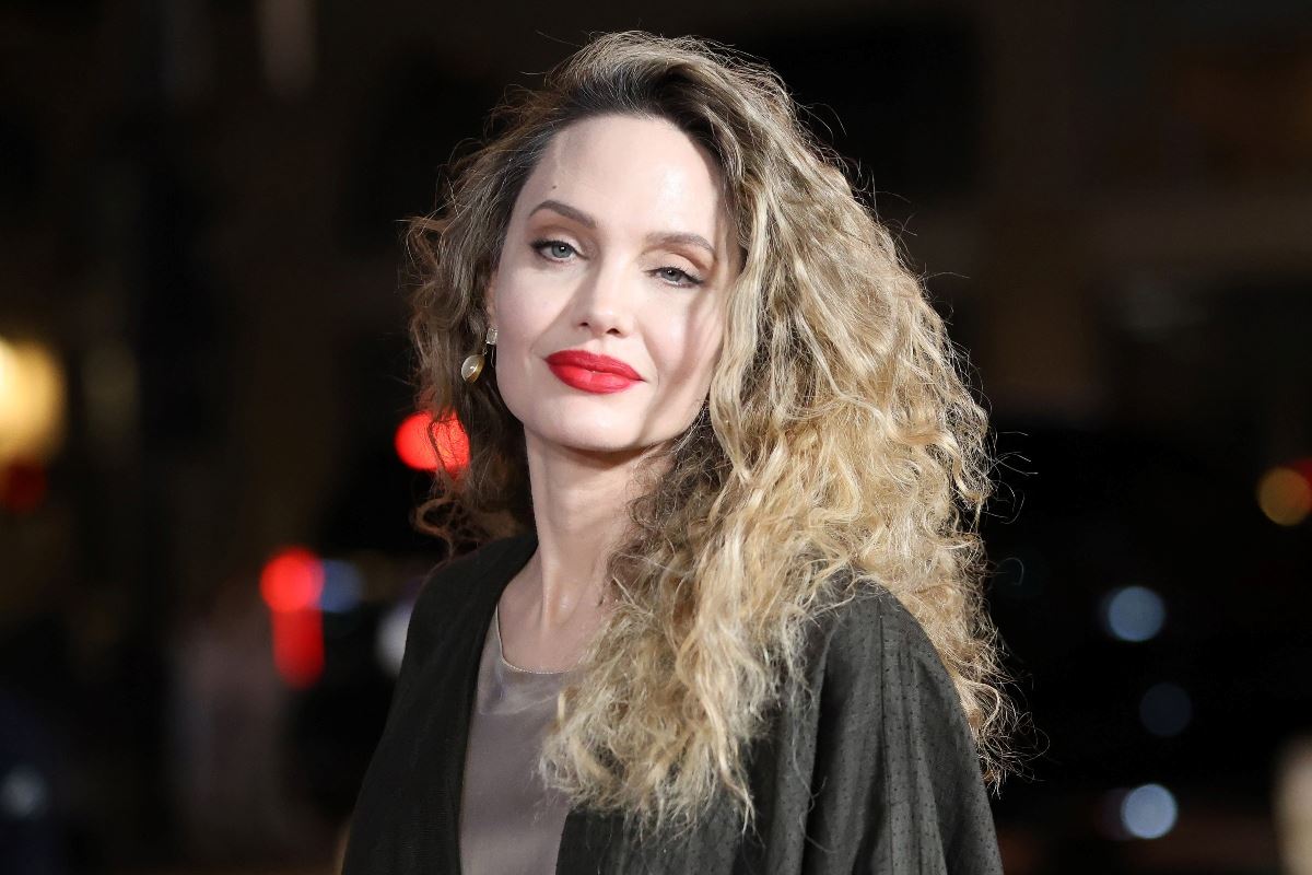 Βρήκαμε το αγαπημένο κόκκινο κραγιόν της Angelina Jolie