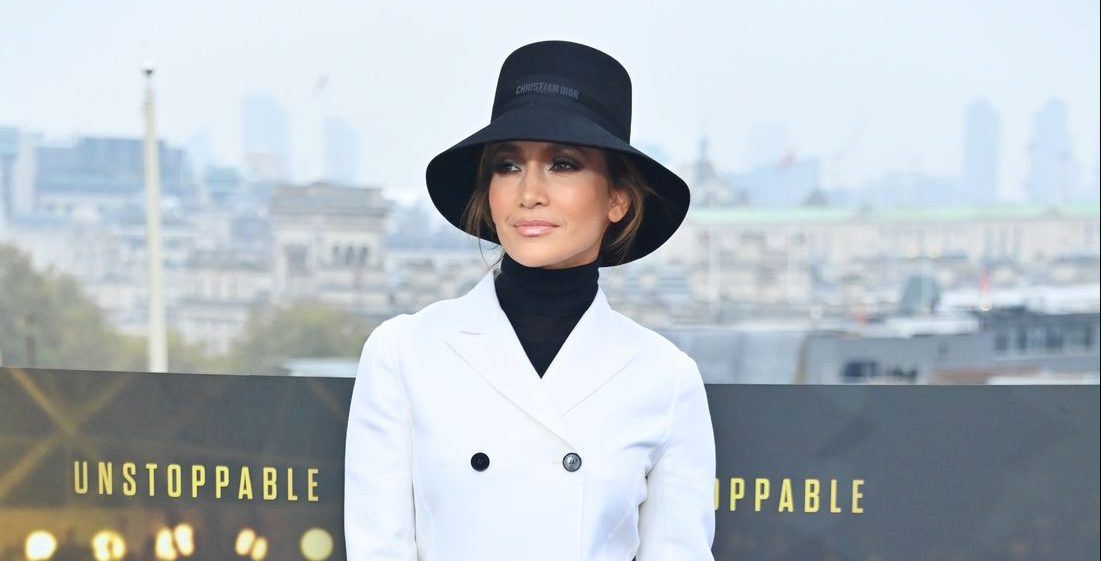 Η Jennifer Lopez φόρεσε το chic παλτό που χαρίζει luxury vibes σε κάθε look