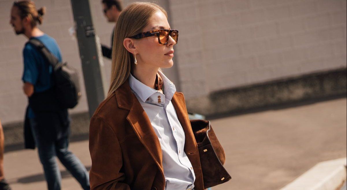 Τέλος το suede; Τα fashion girls έχουν περάσει ήδη στην οικονομικότερη εναλλακτική του