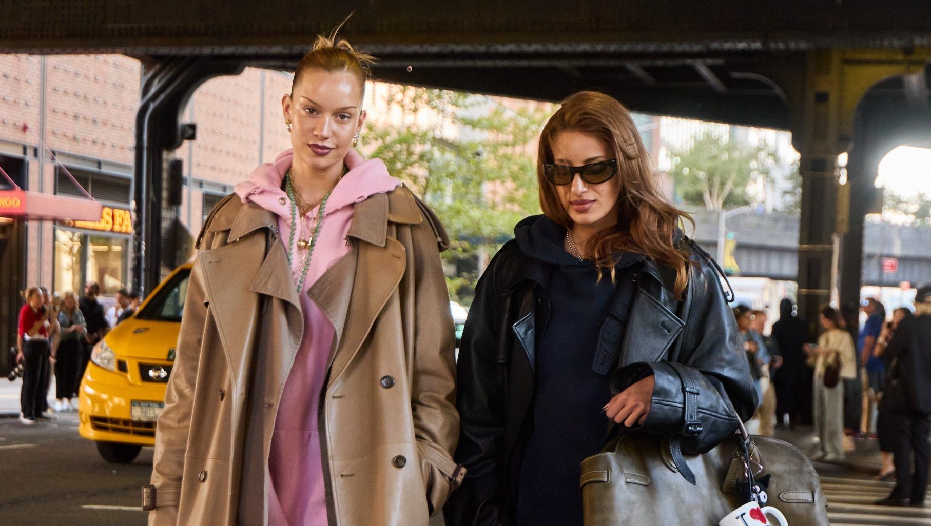 Θα ταξιδέψεις για τις γιορτές; Αυτά είναι τα safe outfits για ταξίδι που αξίζει να δοκιμάσεις