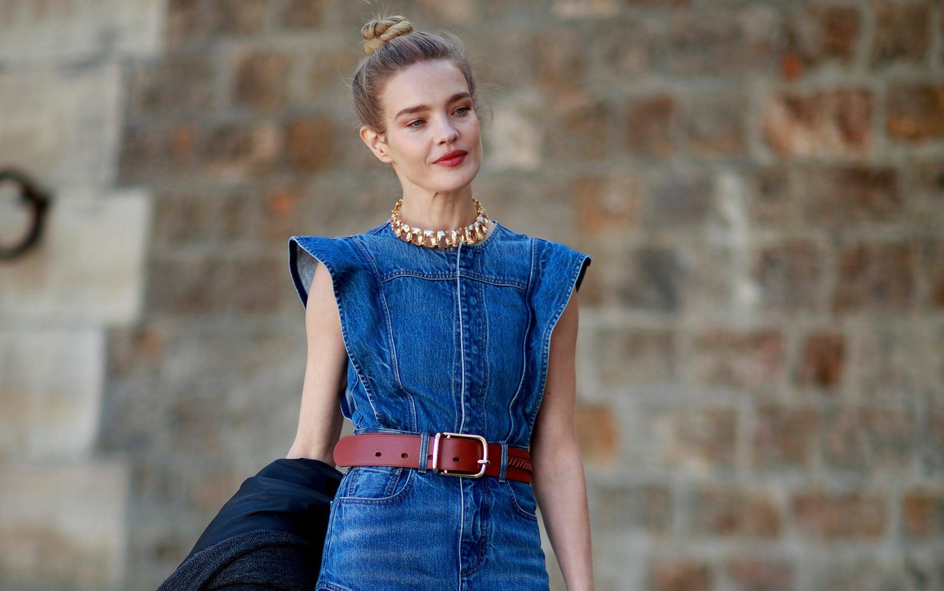 Πώς θα συνδυάσεις το φλογερό κόκκινο με το denim