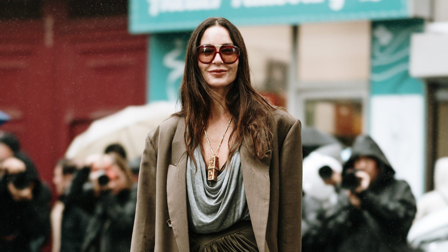 12 διαχρονικά μακριά παλτό που θα κάνουν τα outfits σου να μοιάζουν "ακριβά"