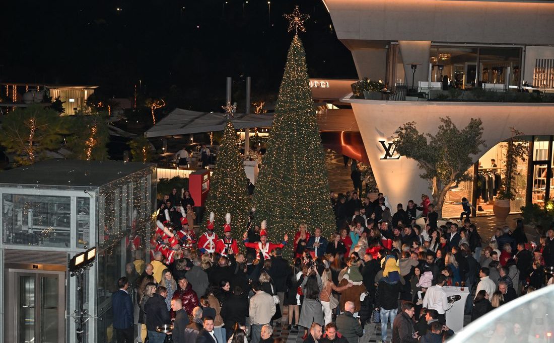 Η Astir Marina άναψε το πρώτο της Χριστουγεννιάτικο Δέντρο, φέρνοντας μαγεία στην Αθηναϊκή Ριβιέρα