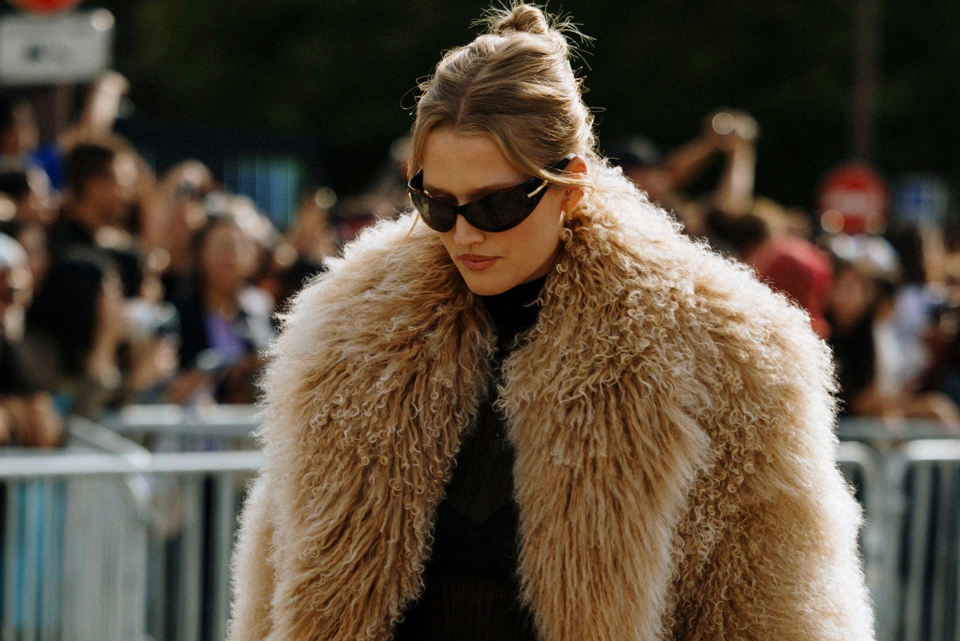Το faux fur παλτό από ZARA είναι το μόνο item που χρειάζεσαι για τον χειμώνα