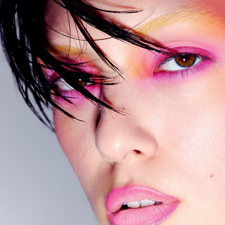 Let's Go Punk: Αυτά τα make-up looks αποθεώνουν το φούξια χρώμα