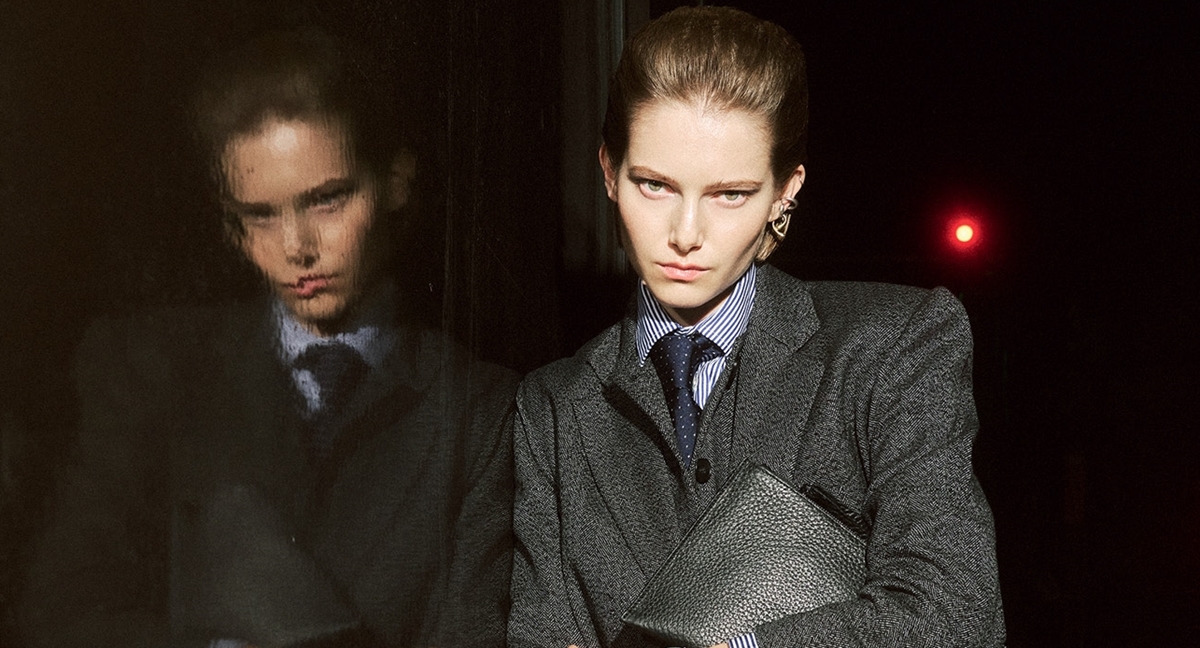 Από το γραφείο στην έξοδο: Τα office looks παραδίδονται στο σαγηνευτικό σκοτάδι