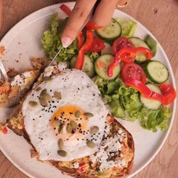 7 λάθη στο πρωινό που βλάπτουν το έντερο, σύμφωνα με γαστρεντερολόγο