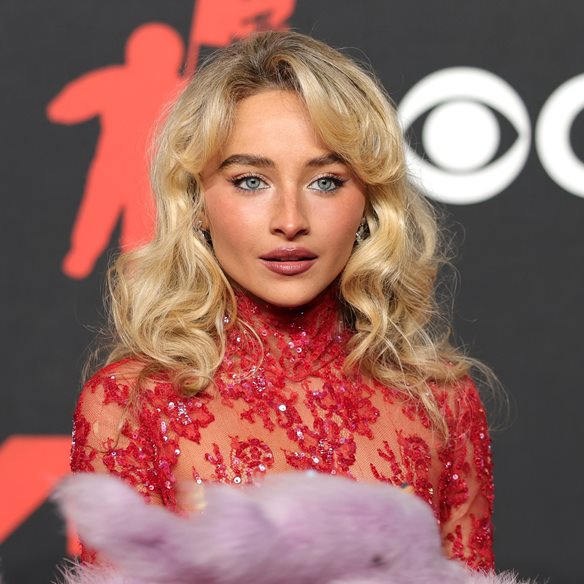 Το dip της Sabrina Carpenter θα γίνει ανάρπαστο στα καλέσματα του φθινοπώρου