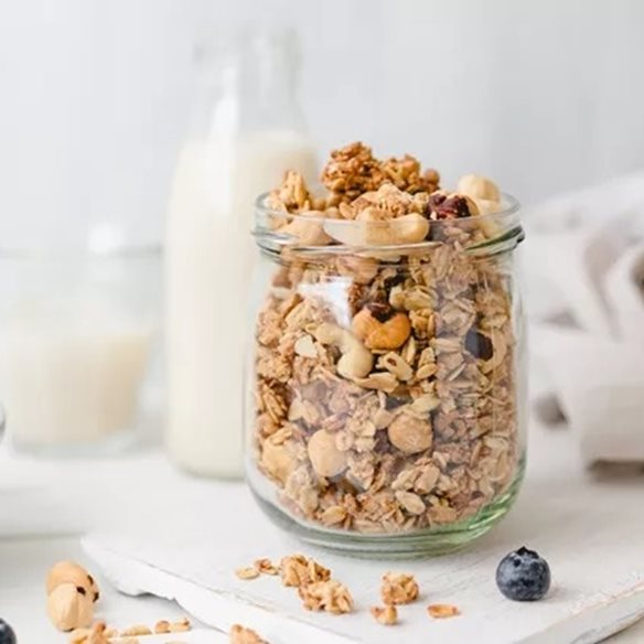 Σαν τσουρέκι! Φτιάξε σε χρόνο dt σπιτική γκρανόλα με κάρδαμο + μαχλέπι