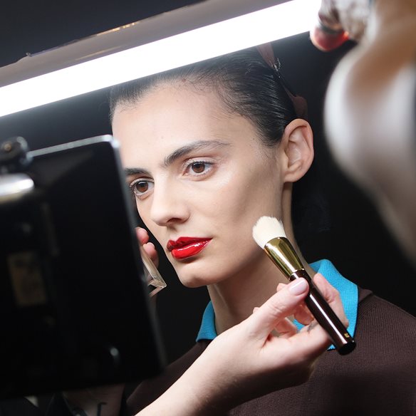 Tom Ford SS26: Όλα τα μυστικά πίσω από τα εντυπωσιακά beauty looks που είδαμε στο catwalk