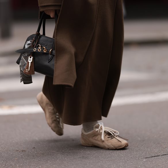 Βρήκαμε το viral stylish ζευγάρι sneakers που θα σε γεμίσει κομπλιμέντα