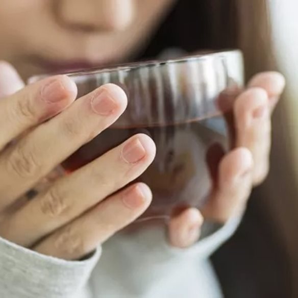 Πίνεις τσάι rooibos; Δες γιατί οι ειδικοί λένε ότι κάνει καλό στο έντερο και στην πέψη